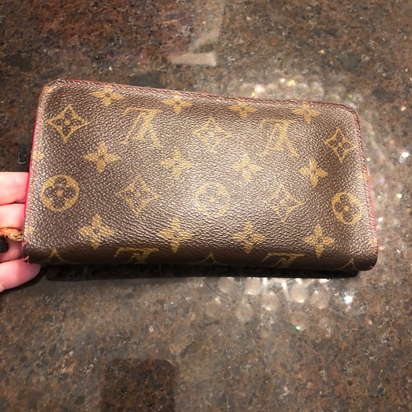 Louis Vuitton monogram cherry 🍒 zippy wallet - Picture 2 of 8